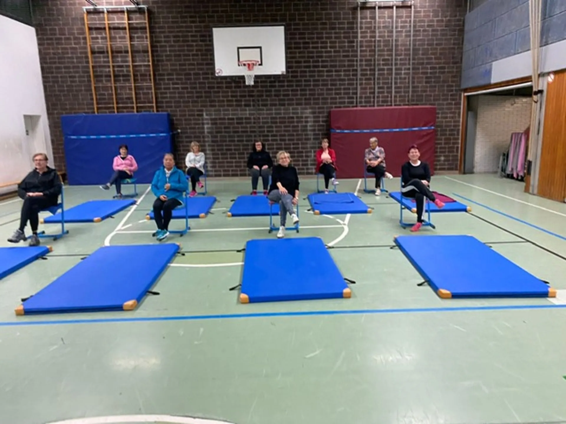 Damengymnastik der Sportfreunde Goldgrube beim Training auf Matten in der Turnhalle