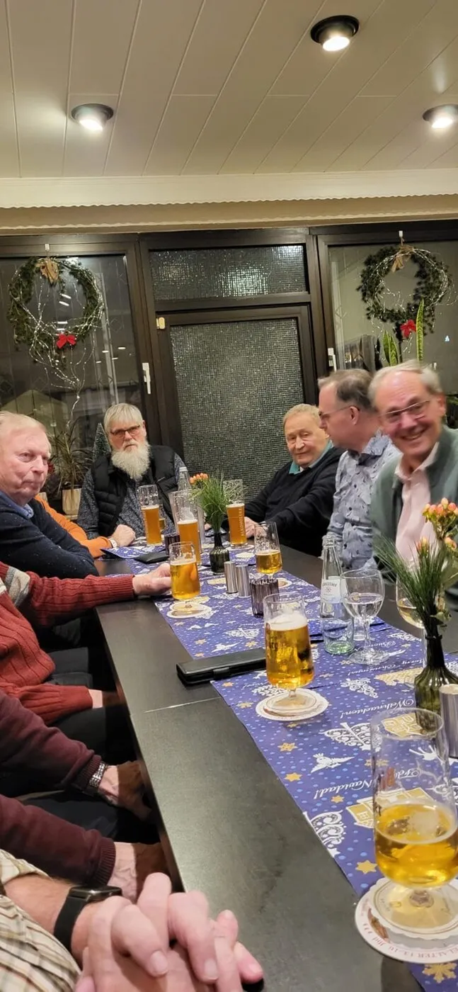 Mitglieder der Sportfreunde Goldgrube an einer langen festlich gedeckten Tafel