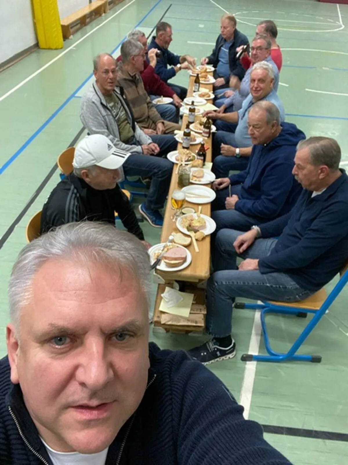 Gemeinsames Essen der Herrengymnastikgruppe in der Turnhalle